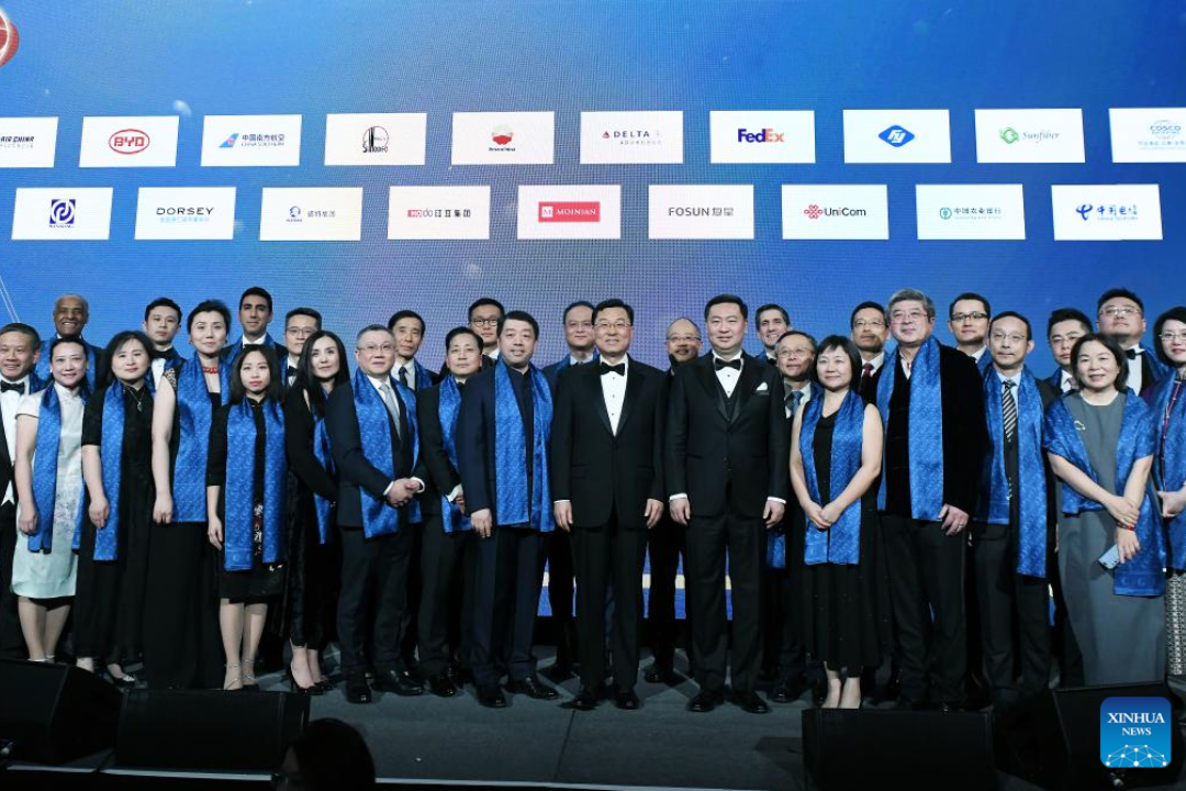 Pessoas posam para foto de grupo na Cerimônia de Reconhecimento "Vinte por Vinte" para homenagear a notável jornada de vinte anos da Câmara Geral de Comércio da China-EUA (CGCC), no evento do 20º aniversário da CGCC na cidade de Nova York, Estados Unidos. (Xinhua/Li Rui)
