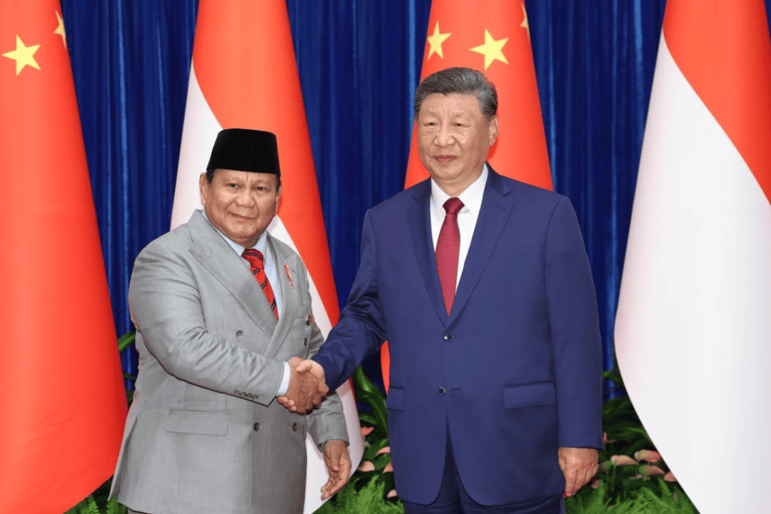 Os presidentes Xi Jinping (China) e Prabowo Subianto (Indonésia) durante encontro no Grande Salão do Povo, na capital Beijing (Huang Jingwen/Xinhua)