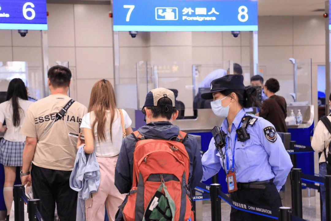 Agende de inspeção de fronteira orienta turistas no Aeroporto Internacional suína Shuogang, no leste da China, em maio (Zhu Jipeng/Xinhua)