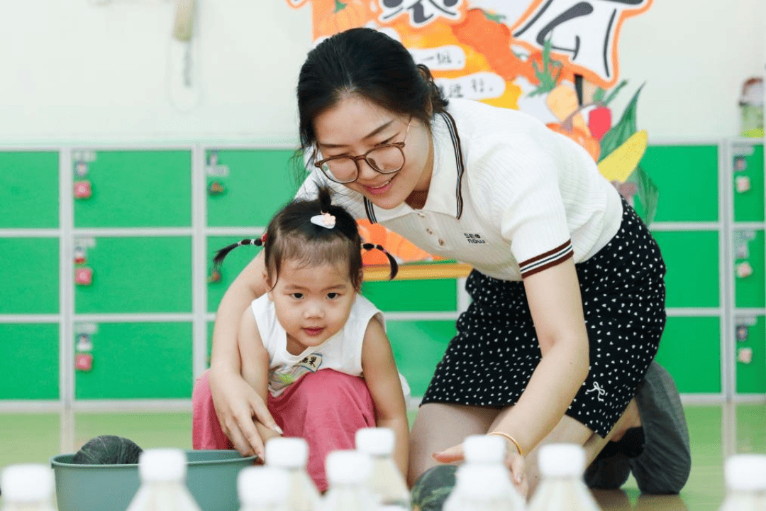 Mãe e filha brincam em uma creche na cidade de Hai'an , no leste da China, em agosto (Gu Binbin/Xinhua)