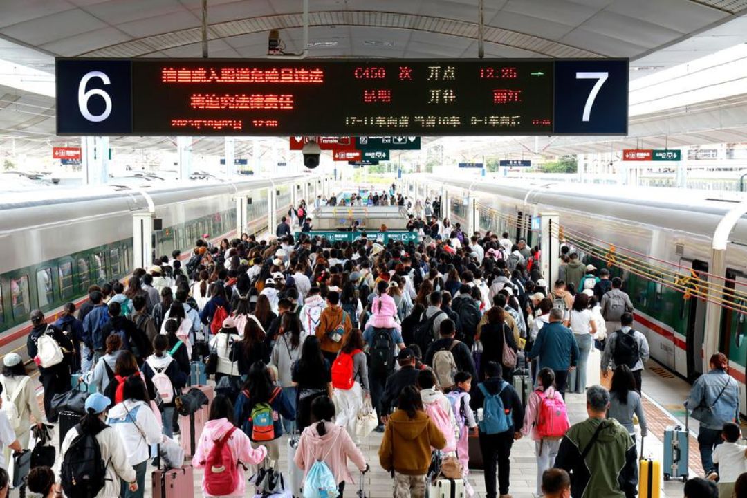 Passageiros estão na Estação Ferroviária de Kunming em Kunming, Província de Yunnan, sudoeste da China, em 1º de outubro de 2025. (Foto por Zheng Yi/Xinhua)