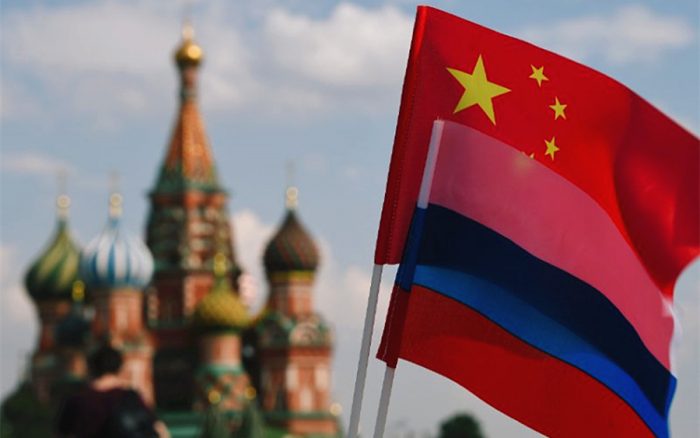 China e Rússia reforçam coordenação estratégica em conversa entre ministros da Defesa