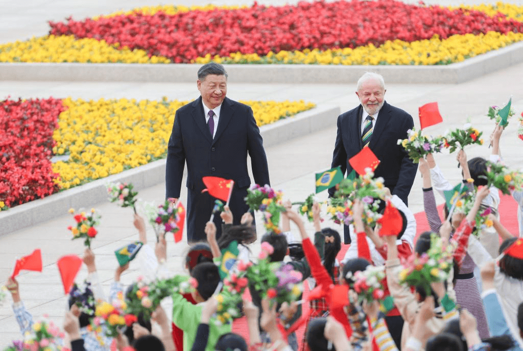 Xi Jinping conversa com Lula sobre novas oportunidades de cooperação China-Brasil
