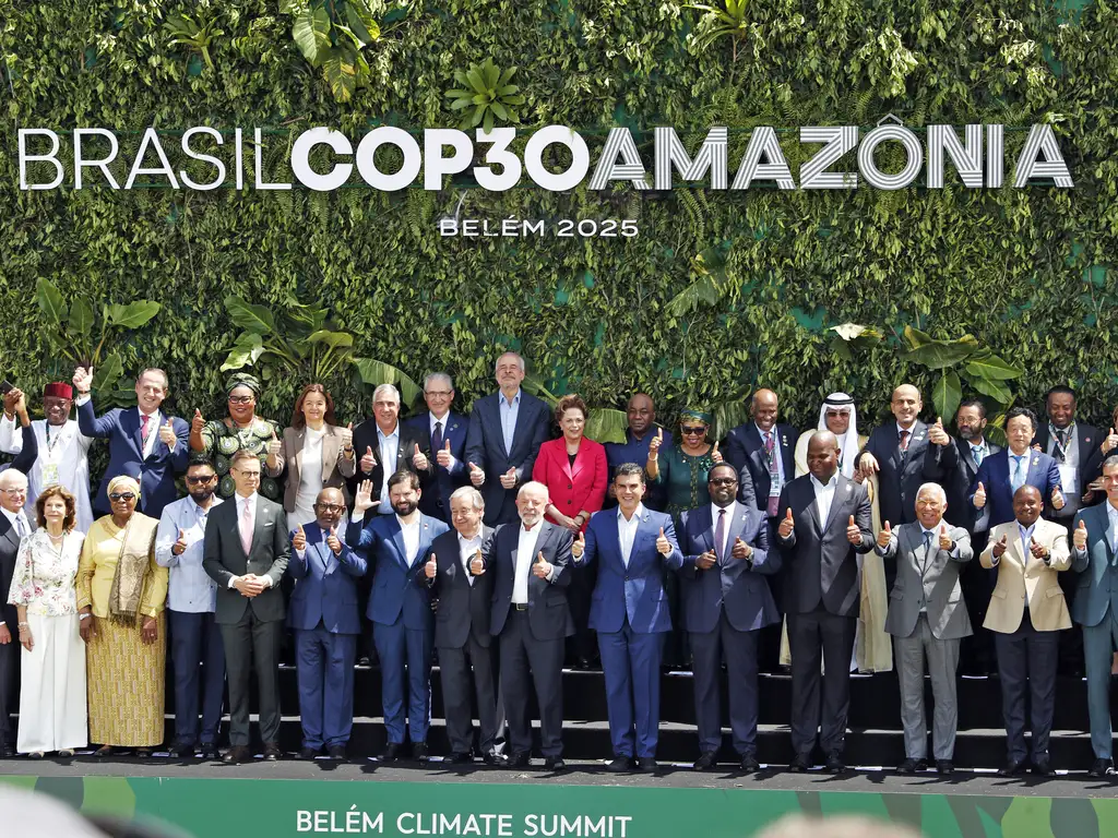 Belém (PA), 07/11/2025 - Presidente da República, Luiz Inácio Lula da Silva, participa acompanhado de chefes de estado da foto de família na COP30. Foto: Bruno Peres/Agência Brasil