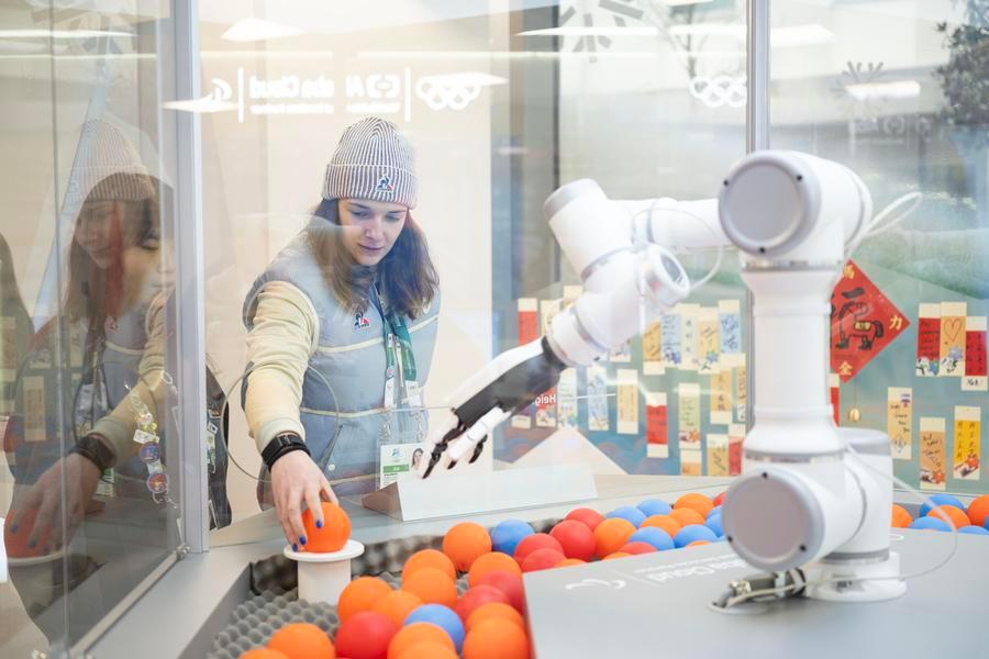 Tecnologia chinesa transforma troca de pins em atração na Vila Olímpica de Milão