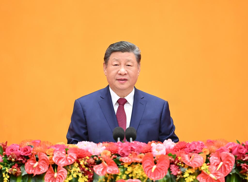 O presidente chinês Xi Jinping, também secretário-geral do Comitê Central do Partido Comunista Chinês (PCCh) e presidente da Comissão Militar Central, discursa em uma recepção para celebrar o Ano Novo Chinês no Grande Salão do Povo, em Pequim, capital da China, em 14 de fevereiro de 2026. O Comitê Central do PCCh e o Conselho de Estado realizaram a recepção no sábado. (Xinhua/Li Xiang)