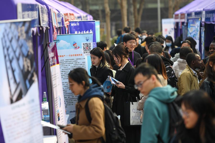 China lança iniciativas para impulsionar emprego de jovens e recém-formados