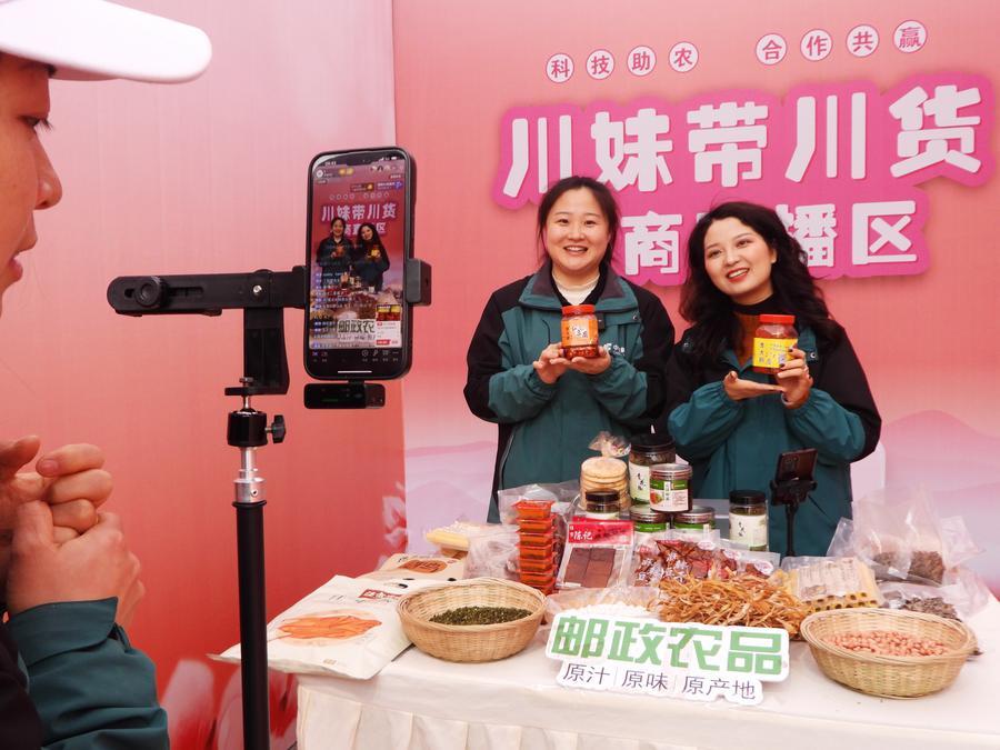 Mulheres promovem produtos agrícolas por meio de uma transmissão ao vivo durante um evento em comemoração ao Dia Internacional da Mulher na cidade de Dazhou, Província de Sichuan, no sudoeste da China, em 7 de março de 2025. (Foto de Deng Liangkui/Xinhua)