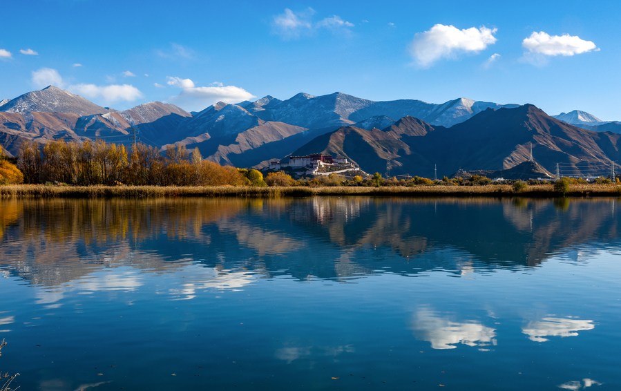 China inicia usina solar em alta altitude e aposta em energia limpa no Tibete