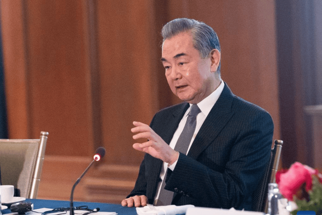 Ministro das Relações Exteriores da China conversa com Secretário de Estado dos EUA por telefone
