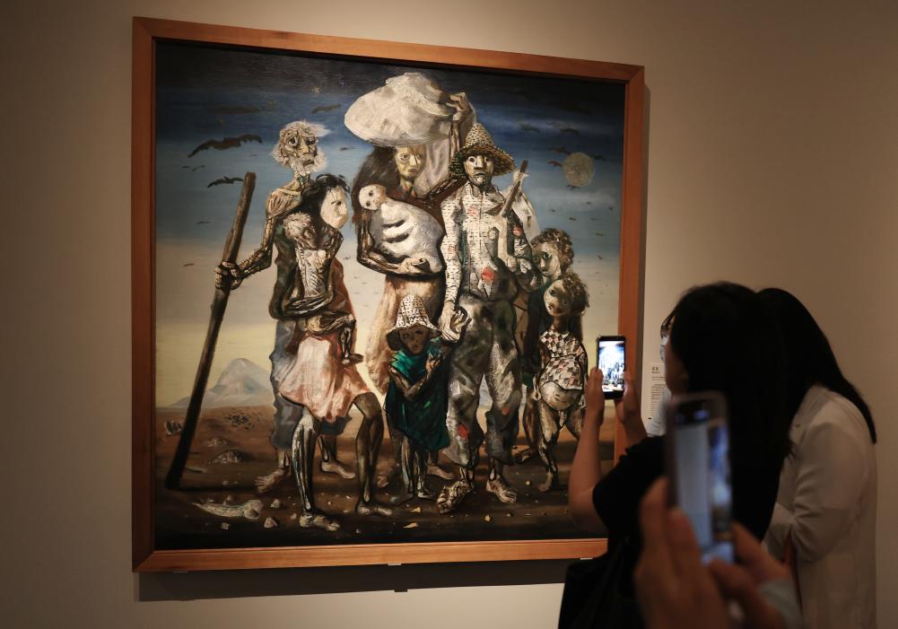 A exposição "O Brasil de Portinari" foi inaugurada em 9 de junho de 2026, no Museu Nacional da China, em Beijing, como um dos principais projetos do Ano Cultural China-Brasil 2026. Os visitantes estão apreciando a obra.