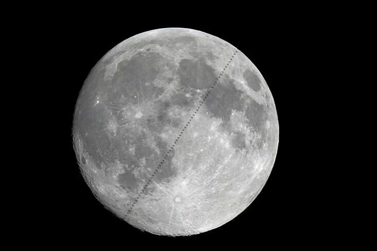 Uma foto composta por múltiplas exposições, tirada em 4 de novembro de 2025 no distrito de Changping, em Pequim (capital da China), mostra a estação espacial chinesa passando em frente à Lua. (Xinhua/Xing Guangli)