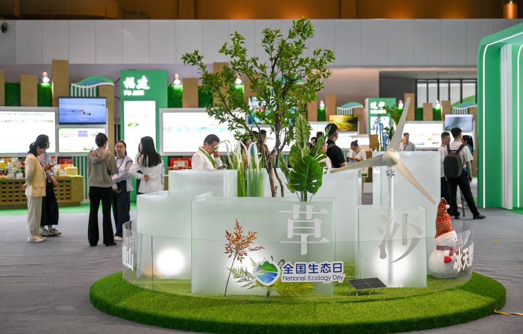 Visitantes são vistos durante um evento principal do quarto Dia Nacional da Ecologia em Hulunbuir, na Região Autônoma da Mongólia Interior, norte da China, em 15 de agosto de 2026.