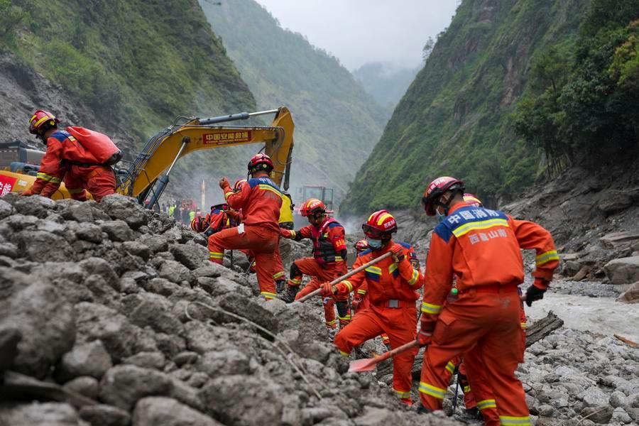 Equipes de resgate realizam operações de busca e salvamento na área atingida por um deslizamento de terra no Condado de Gyirong, na Região Autônoma de Xizang, na fronteira com o Nepal.