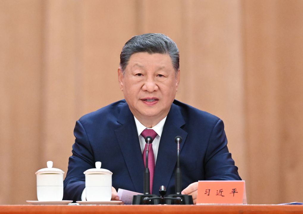 O presidente chinês Xi Jinping — também secretário-geral do Comitê Central do Partido Comunista da China e presidente da Comissão Militar Central — profere um discurso importante em uma grande cerimônia para celebrar o centenário de nascimento do falecido líder Jiang Zemin, no Grande Palácio do Povo em Pequim, capital da China, em 17 de agosto de 2026.