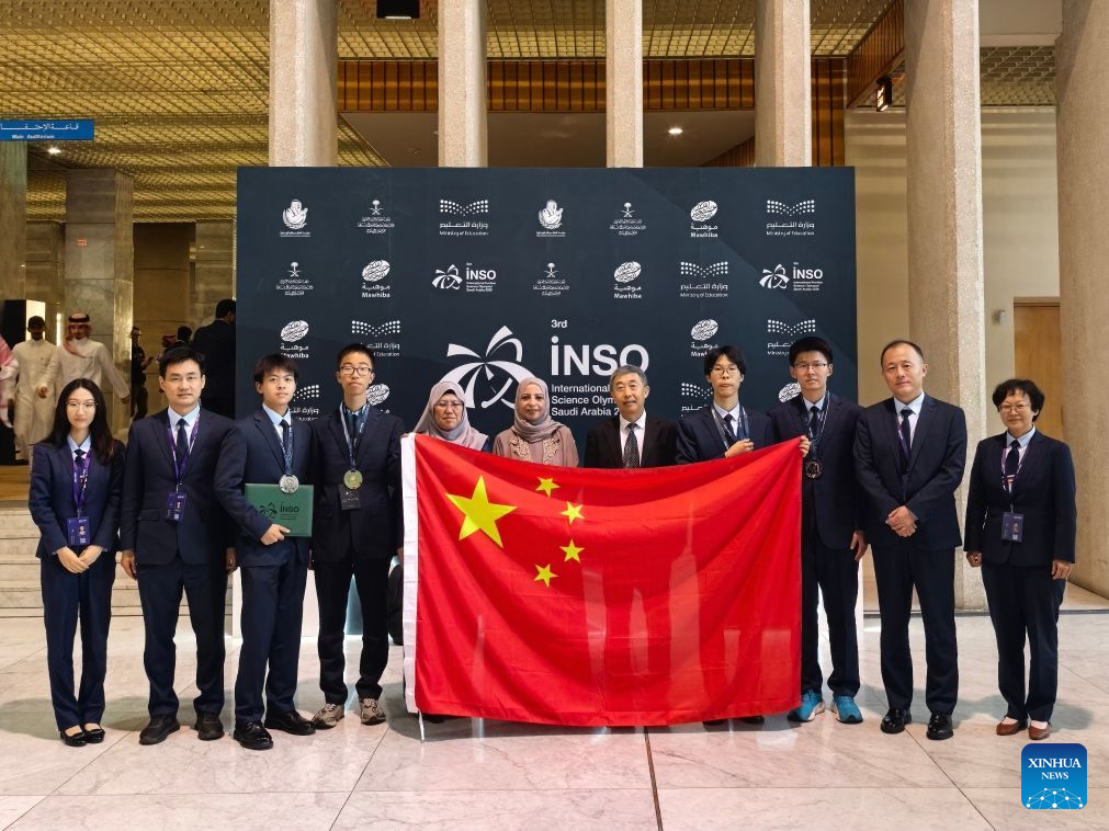 Membros da equipe chinesa posam para fotos em grupo com representantes da Agência Internacional de Energia Atômica e da INSO após o evento em Jeddah, na Arábia Saudita, em 8 de agosto de 2026. A China conquistou uma medalha de ouro e três de prata na terceira Olimpíada Internacional de Ciências Nucleares (INSO), realizada em Jeddah no sábado, marcando a estreia do país na competição. (Xinhua)