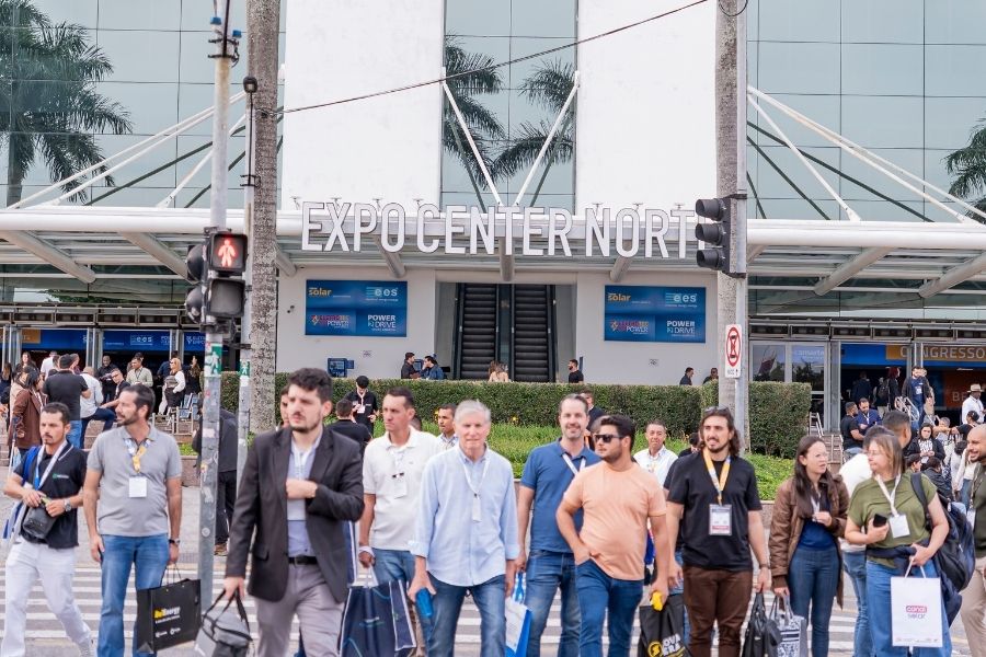Participante na entrada do Expo Center Norte durante a InterSolar, em São Paulo.