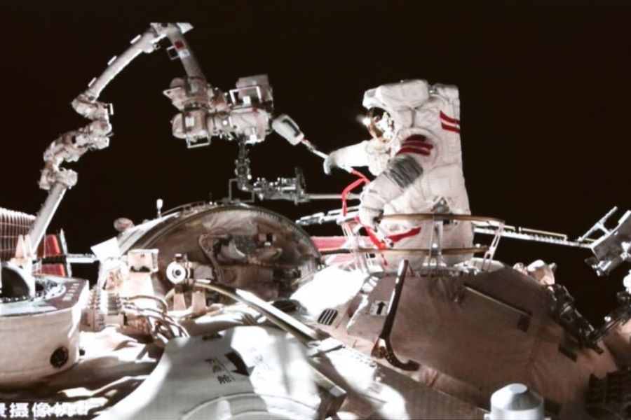 Astronautas da Shenzhou-23 fazem primeira caminhada espacial da missão