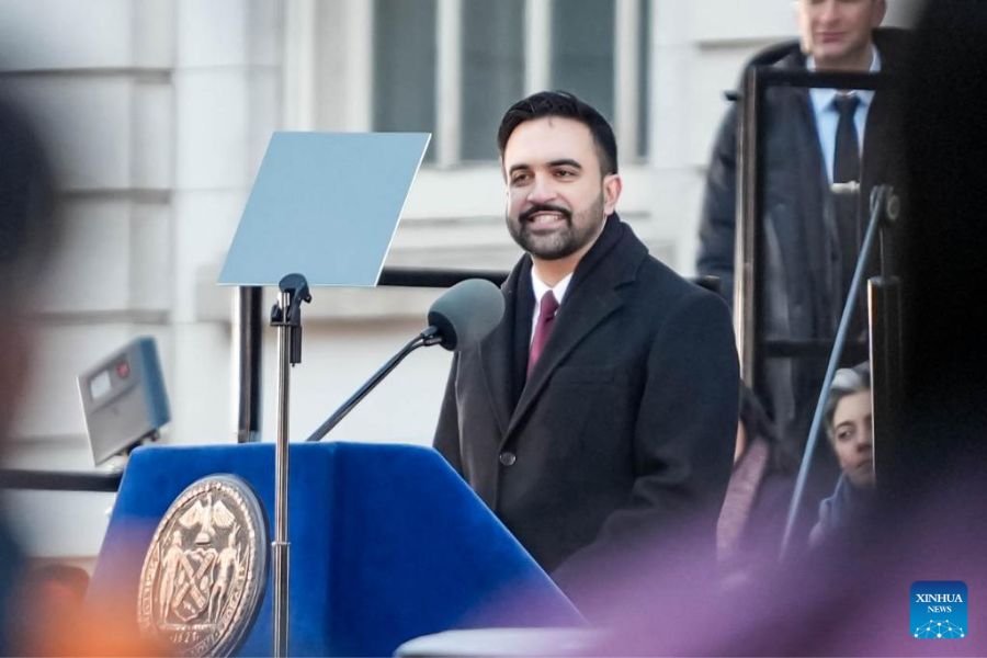Zohran Mamdani discursa durante sua cerimônia de posse na cidade de Nova York, Estados Unidos, em 1º de janeiro de 2026. O democrata Zohran Mamdani tomou posse como prefeito da cidade de Nova York na quinta-feira, tornando-se o primeiro líder muçulmano da cidade mais populosa dos Estados Unidos, com a promessa de combater a crise de acessibilidade de custos na cidade.
