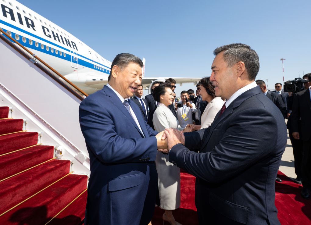WkjyKXSW1mLpe5Mz O presidente chinês, Xi Jinping, chega a Bishkek para a Cúpula da Organização para Cooperação de Xangai (OCX) de 2026 e para uma visita de Estado ao Quirguistão, a convite do presidente quirguiz Sadyr Japarov.