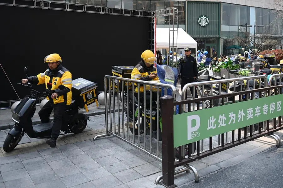 Esta foto mostra a vaga de estacionamento para motocicletas elétricas de serviços de entrega de trabalhadores autônomos no distrito de Gongshu, em Hangzhou, província de Zhejiang, no leste da China, em 15 de março de 2024. (Xinhua/Huang Zongzhi)