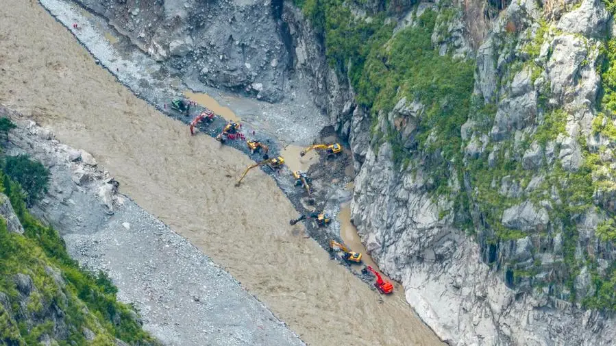 China reabre estrada para porto atingido por deslizamento no Xizang Uma foto aérea feita por drone mostra uma operação de limpeza e restauração de via em andamento em um trecho da rodovia nacional G216, entre a cidade de Gyirong e o Porto de Gyirong, na Região Autônoma de Xizang, no sudoeste da China, fronteira com o Nepal, em 30 de agosto de 2026. (Xinhua/Jigme Dorje)