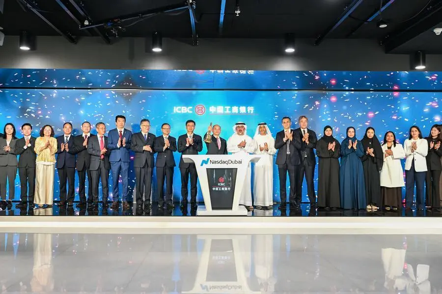 Convidados participam de uma cerimônia de toque de sino realizada pela filial de Dubai do Industrial and Commercial Bank of China Ltd. (ICBC) na Nasdaq Dubai, em Dubai, nos Emirados Árabes Unidos, em 3 de setembro de 2026. A filial de Dubai do Industrial and Commercial Bank of China Ltd. realizou, na quinta-feira, uma cerimônia de toque de sino na Nasdaq Dubai para marcar a listagem de seus títulos verdes globais em duas moedas, com o tema "cooperação em energia renovável entre a China e os países árabes". (Xinhua/Wang Zecong)