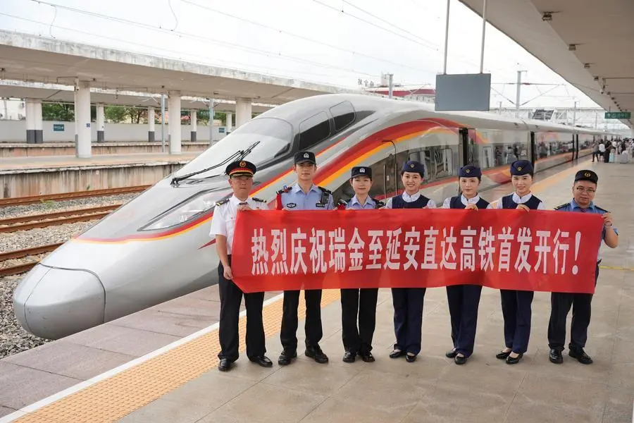Tripulantes do trem G3998 posam para uma foto de grupo na Estação Ruijin em Ruijin, Província de Jiangxi, leste da China, em 6 de setembro de 2026. (Xinhua/Shao Rui)