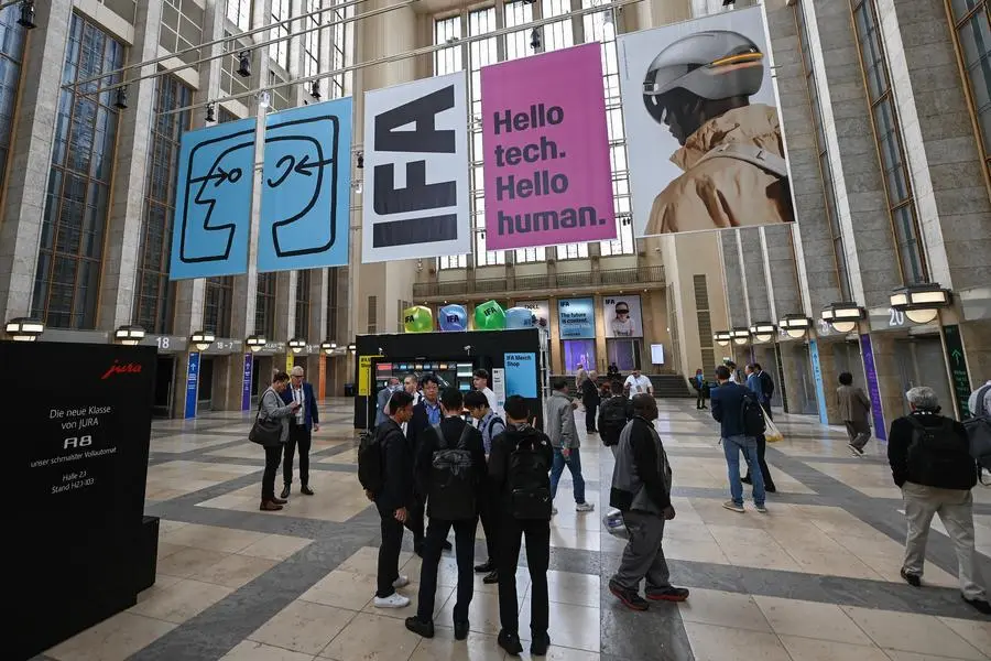 Pessoas visitam a IFA Berlin 2026 em Berlim, Alemanha Pessoas visitam a IFA Berlin 2026 em Berlim, Alemanha, em 4 de setembro de 2026. (Xinhua/Zhang Haofu)