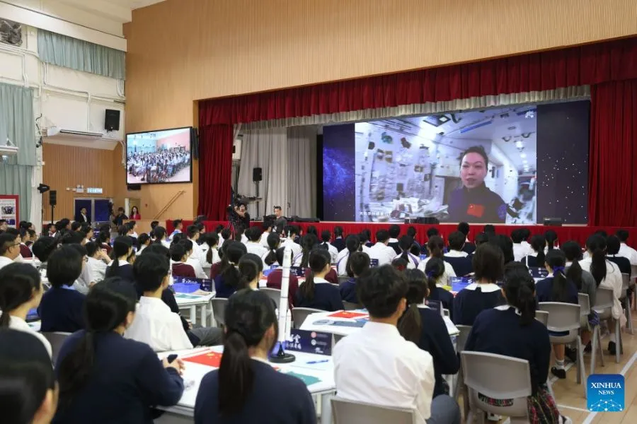 Estudantes assistem a uma palestra de astronautas ao vivo da sessão dedicada a Hong Kong e Macau da "Aula Tiangong", em Hong Kong, no sul da China, em 9 de setembro de 2026. (Foto de Lui Sui Wai/Xinhua)