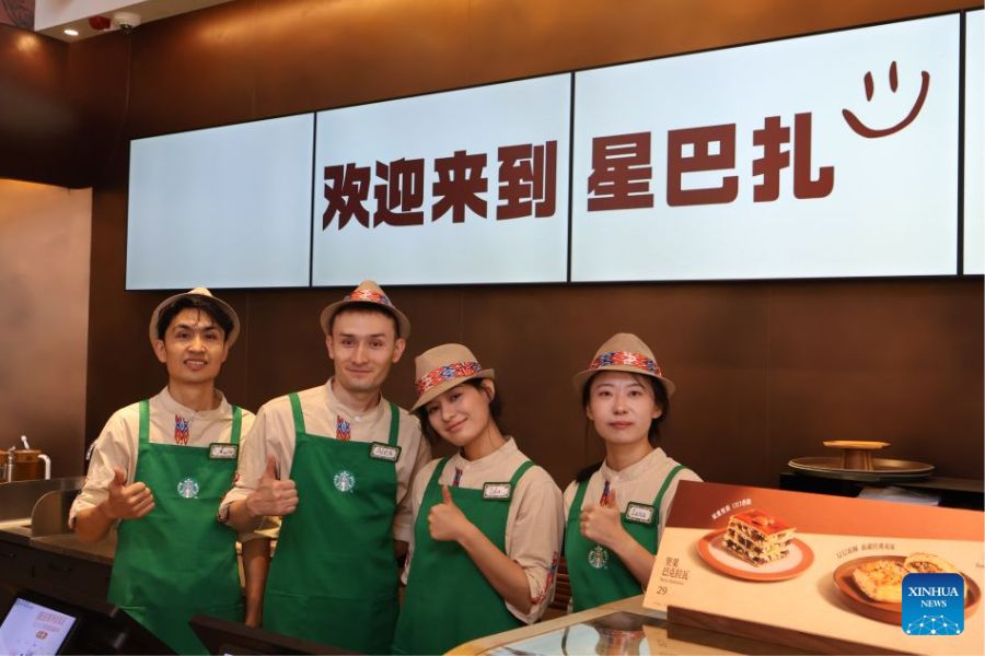 Starbucks expande presença na China com estreia em Xinjiang Funcionários posam para uma foto em grupo em uma loja da Starbucks em Urumqi, na Região Autônoma Uigur de Xinjiang, no noroeste da China, em 29 de setembro de 2026. A gigante internacional de cafeterias Starbucks inaugurou, na terça-feira, duas lojas na Região Autônoma Uigur de Xinjiang, no noroeste da China, marcando sua estreia na região e sua mais recente expansão no país, que é o seu segundo maior mercado, atrás apenas dos Estados Unidos. (Xinhua/Tian Shuo)