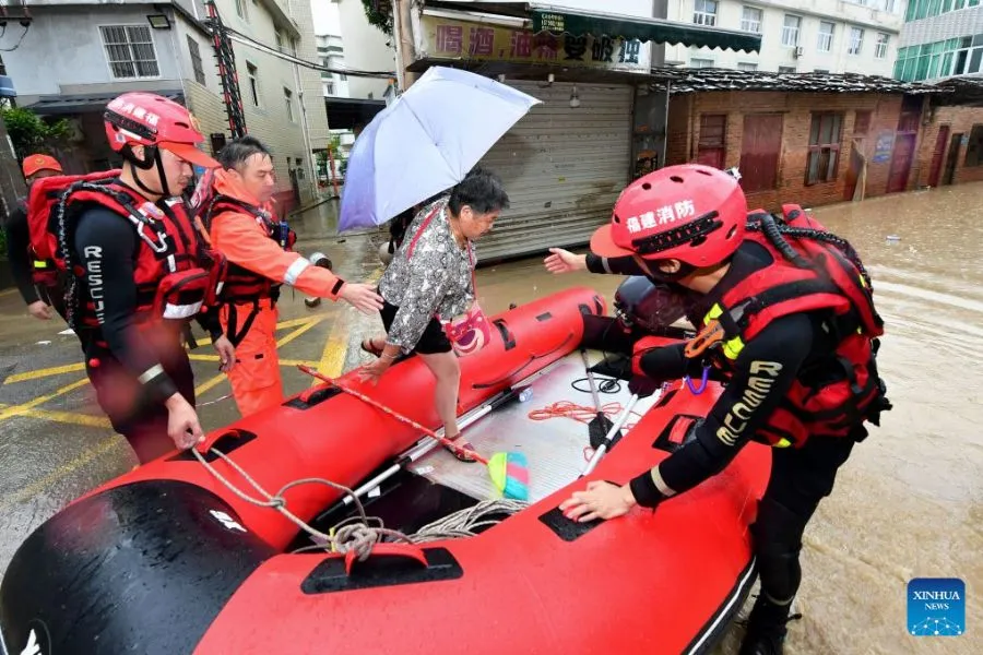 Operações de resgate continuam no Distrito de Minhou, em Fujian, após passagem do tufão Saudel.