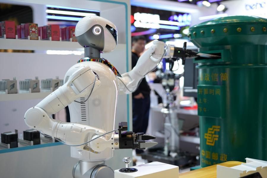 Um robô coloca uma carta em uma caixa de correio durante a Feira Internacional de Comércio de Serviços da China (CIFTIS) de 2026, no Parque Shougang, em Pequim, capital da China, em 10 de setembro de 2026. (Xinhua/Xu Hongyan)