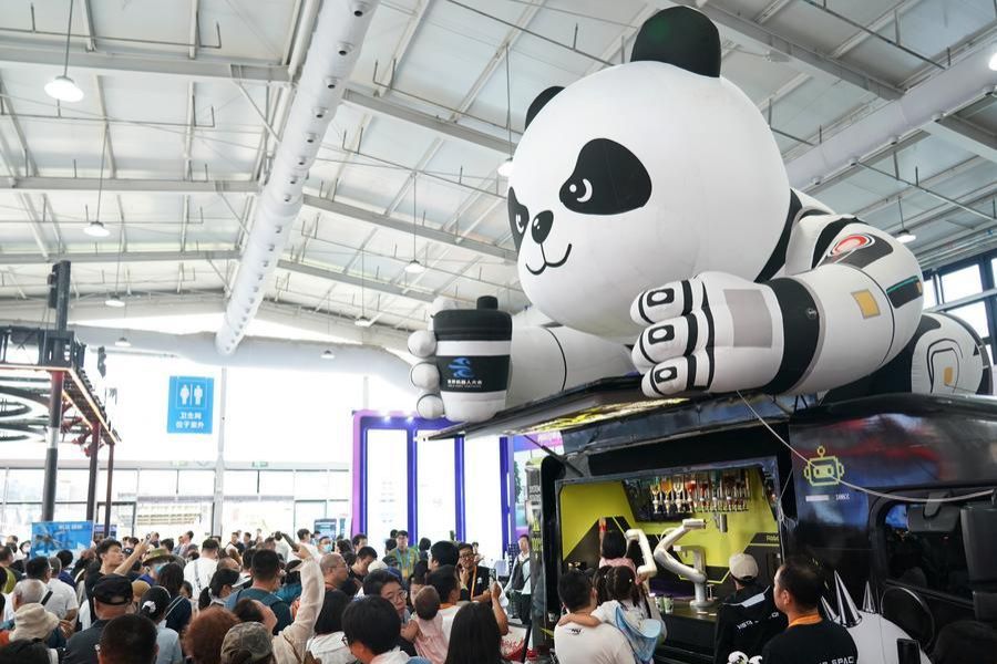 Visitantes exploram a Feira Internacional de Comércio de Serviços da China (CIFTIS, em inglês) de 2026 no Parque Shougang em Beijing, capital da China, em 12 de setembro de 2026. A CIFTIS de 2026 esteve aberta ao público de 12 a 13 de setembro. Visitantes exploram a Feira Internacional de Comércio de Serviços da China (CIFTIS, em inglês) de 2026 no Parque Shougang em Beijing, capital da China, em 12 de setembro de 2026. A CIFTIS de 2026 esteve aberta ao público de 12 a 13 de setembro. (Xinhua/Zhang Chenlin)