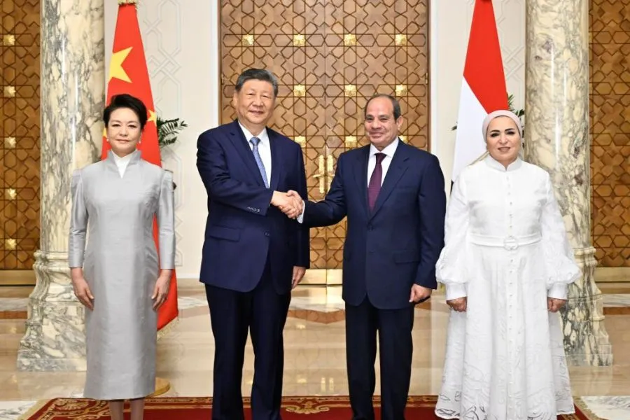 Xi propõe nova arquitetura de segurança para o Oriente Médio O presidente chinês, Xi Jinping, e sua esposa, Peng Liyuan, posam para uma foto em grupo com o presidente egípcio, Abdel Fattah El-Sisi, e sua esposa, Entissar El-Sisi, no Cairo, Egito, em 2 de setembro de 2026. Xi manteve conversações com o presidente egípcio, Abdel Fattah El-Sisi, no Cairo, na quarta-feira. (Xinhua/Yin Bogu)