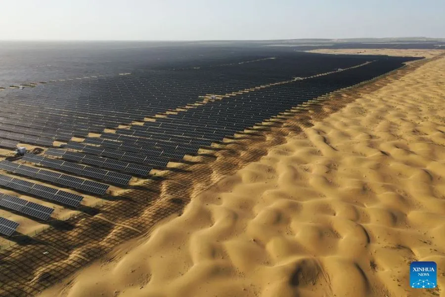 Uma foto feita por drone em 2 de setembro de 2025 mostra uma base de energia de solar no Deserto de Kubuqi, na Região Autônoma da Mongólia Interior, no norte da China. (Xinhua/Li Zhipeng) Uma foto feita por drone em 2 de setembro de 2025 mostra uma base de energia de solar no Deserto de Kubuqi, na Região Autônoma da Mongólia Interior, no norte da China. (Xinhua/Li Zhipeng)