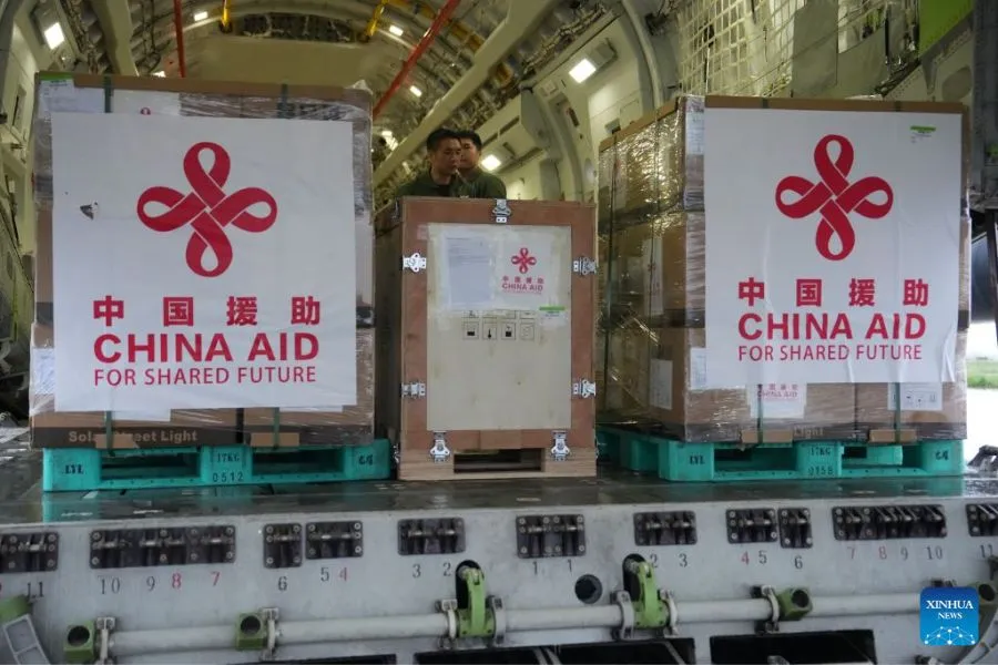China envia novo lote de ajuda e especialistas ao Nepal após deslizamento Suprimentos de socorro chineses aparecem em uma aeronave de transporte Y-20 no Aeroporto Internacional de Tribhuvan, em Katmandu, Nepal, em 1º de setembro de 2026. Outra remessa de suprimentos de socorro e especialistas chineses chegou a Katmandu, no Nepal, por via aérea na terça-feira, como parte dos esforços de ajuda da China após o deslizamento de terra fatal ocorrido na quarta-feira. Cinco especialistas em identificação por DNA, que compõem a terceira equipe de especialistas chineses em ajuda ao Nepal, estavam no mesmo voo. (Xinhua/Liu Tian)