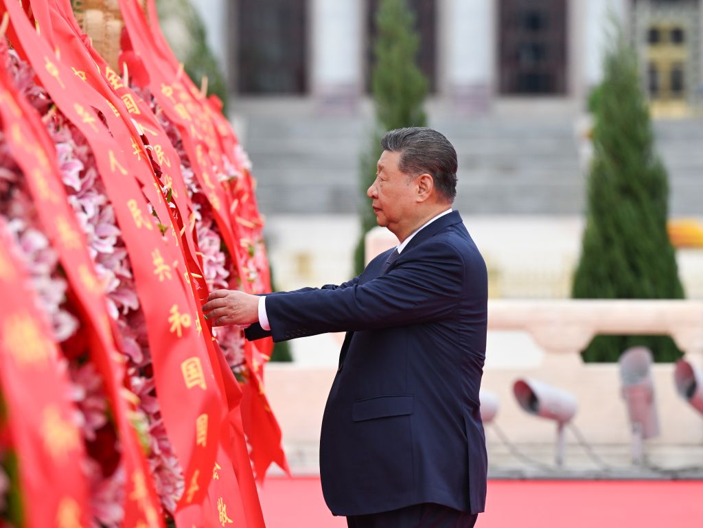 Xi presta homenagem a heróis nacionais no Dia dos Mártires. O presidente chinês, Xi Jinping, ajeita a faixa de uma cesta de flores durante uma cerimônia de homenagem aos heróis nacionais falecidos na Praça da Paz Celestial, em Pequim, capital da China, em 30 de setembro de 2026. Xi Jinping e outros líderes do Partido Comunista da China e do Estado — incluindo Li Qiang, Zhao Leji, Wang Huning, Cai Qi, Ding Xuexiang, Li Xi e Han Zheng — participaram da cerimônia na quarta-feira. O evento foi realizado para marcar o Dia dos Mártires. Observada em 30 de setembro, um dia antes do Dia Nacional, a data homenageia aqueles que deram suas vidas pela independência e prosperidade da nação. (Xinhua/Xie Huanchi)