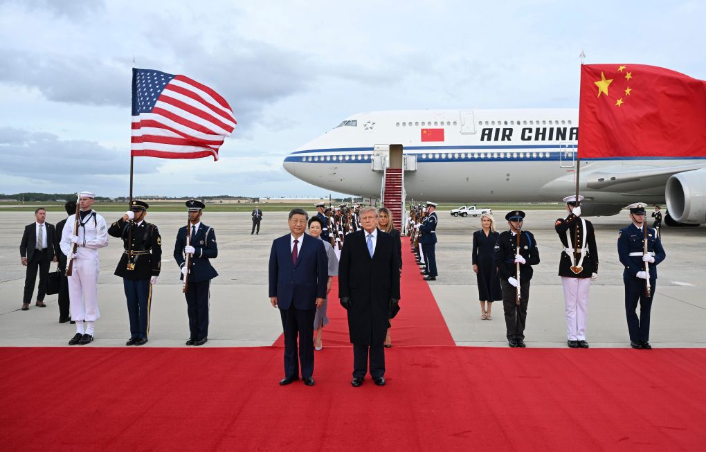 Analistas veem IA e antidrogas como frentes da cooperação China-EUA O presidente chinês, Xi Jinping, chega à Base Conjunta Andrews em 23 de setembro de 2026 para uma visita de Estado aos Estados Unidos, a convite do presidente norte-americano Donald Trump. Xi e sua esposa, Peng Liyuan, foram calorosamente recebidos por Trump e sua esposa, Melania Trump, no aeroporto, em uma rara cerimônia de boas-vindas junto à aeronave. (Xinhua/Li Xiang) Analistas veem IA e antidrogas como frentes da cooperação China-EUA