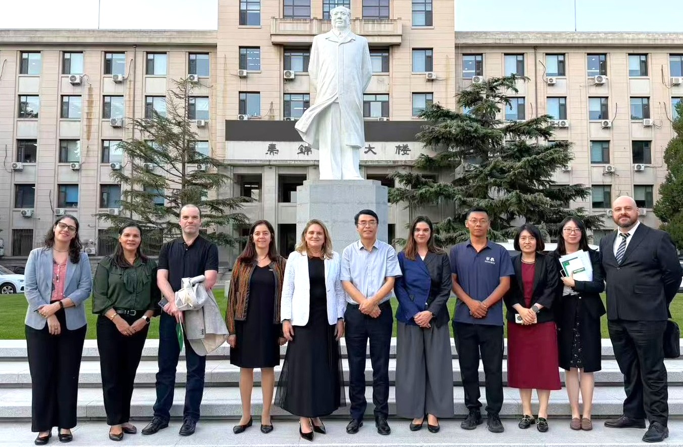 Embrapa leva missão à China para ampliar cooperação em bioinsumos Delegação da Embrapa liderada pela presidente Silvia Massruhá tem encontros com universidades, instituições de pesquisa e empresas e participa, em Pequim, de um dos principais fóruns internacionais de inovação para os sistemas agroalimentares. (Divulgação/Embrapa)