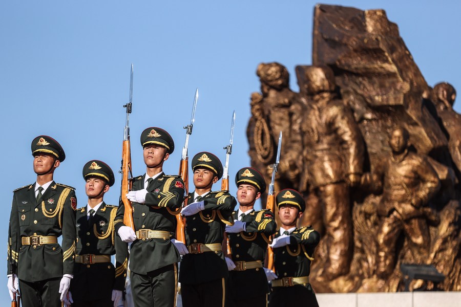 Uma cerimônia apresentando cestas de flores como homenagem aos mártires dos Voluntários do Povo Chinês na Guerra de Resistência Contra a Agressão dos EUA e Ajuda à Coreia é realizada na torre memorial no Salão Memorial da Guerra de Resistência Contra a Agressão dos EUA e Ajuda à Coreia, em Dandong, Província de Liaoning, nordeste da China, em 23 de outubro de 2020. (Xinhua/Pan Yulong) Uma cerimônia apresentando cestas de flores como homenagem aos mártires dos Voluntários do Povo Chinês na Guerra de Resistência Contra a Agressão dos EUA e Ajuda à Coreia é realizada na torre memorial no Salão Memorial da Guerra de Resistência Contra a Agressão dos EUA e Ajuda à Coreia, em Dandong, Província de Liaoning, nordeste da China, em 23 de outubro de 2020. (Xinhua/Pan Yulong)