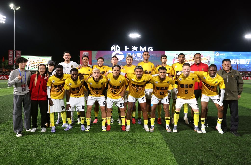 Equipe brasileira é campeã do Torneio Internacional da Superliga da Aldeia na China e celebra amizade com jogadores locais Jogadores do Galáticos Football Club posam para foto antes de uma partida no estádio da Cun Chao, em Rongjiang, na sub-região autônoma das etnias Miao e Dong de Qiandongnan, Província de Guizhou, no sudoeste da China, em 5 de outubro de 2026. (Foto por Li Changhua/Xinhua)