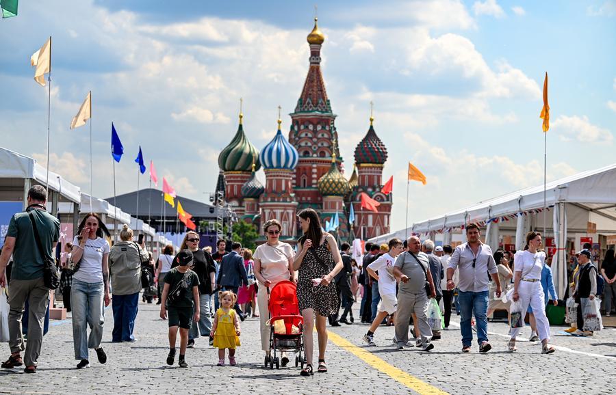 Pessoas visitam a 12ª Feira do Livro da Praça Vermelha em Moscou, Rússia, em 4 de junho de 2026. (Xinhua/Feng Kaihua)