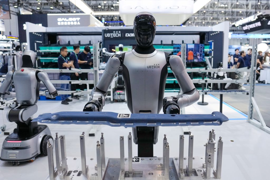 Um robô humanoide sobre rodas da UBTECH realiza uma demonstração de carregamento e descarregamento de peças de chapa metálica automotiva durante a Conferência Mundial de Robôs 2026, em Beijing, capital da China, em 20 de agosto de 2026. (Xinhua/Ju Huanzong) Um robô humanoide sobre rodas da UBTECH realiza uma demonstração de carregamento e descarregamento de peças de chapa metálica automotiva durante a Conferência Mundial de Robôs 2026, em Beijing, capital da China, em 20 de agosto de 2026. (Xinhua/Ju Huanzong)