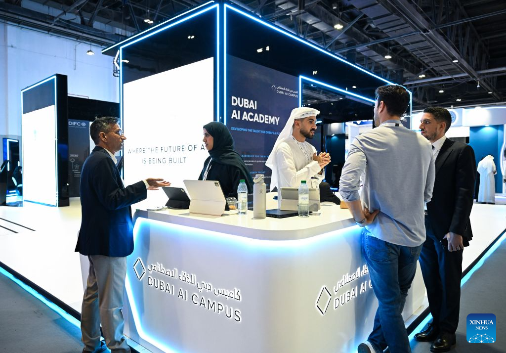 Pessoas conversam no estande do Dubai AI Campus no Festival de IA de Dubai, nos Emirados Árabes Unidos, em 26 de outubro de 2026. O Festival de IA de Dubai 2026 foi inaugurado na cidade na segunda-feira. O evento, com duração de dois dias, apresenta os mais recentes avanços tecnológicos e aplicações inovadoras em inteligência artificial. (Xinhua/Wang Zecong) Pessoas conversam no estande do Dubai AI Campus no Festival de IA de Dubai, nos Emirados Árabes Unidos, em 26 de outubro de 2026. O Festival de IA de Dubai 2026 foi inaugurado na cidade na segunda-feira. O evento, com duração de dois dias, apresenta os mais recentes avanços tecnológicos e aplicações inovadoras em inteligência artificial. (Xinhua/Wang Zecong)