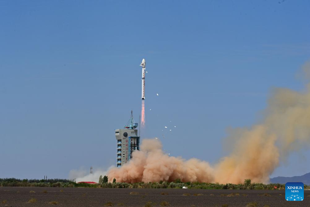 Um foguete Longa Marcha-4C, transportando o satélite Fengyun-3 06, decola do Centro de Lançamento de Satélites de Jiuquan, no noroeste da China, em 3 de agosto de 2023. O lançamento marcou a 481ª missão de voo da série de foguetes portadores Longa Marcha. (Foto de Wang Jiangbo/Xinhua) Um foguete Longa Marcha-4C, transportando o satélite Fengyun-3 06, decola do Centro de Lançamento de Satélites de Jiuquan, no noroeste da China, em 3 de agosto de 2023. O lançamento marcou a 481ª missão de voo da série de foguetes portadores Longa Marcha. (Foto de Wang Jiangbo/Xinhua)