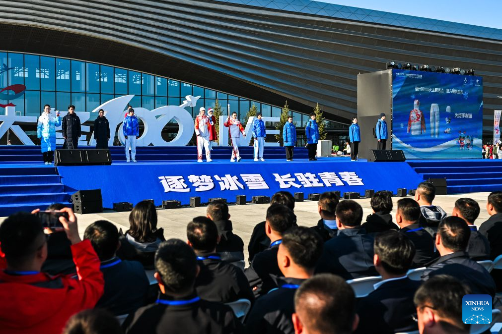 A Universíada de Inverno de Changchun 2027 revela medalhas e tocha. Integrantes da equipe exibem uniformes e equipamentos no evento de contagem regressiva de 100 dias para a Universíade de Inverno de Changchun 2027, em Changchun, província de Jilin, no nordeste da China, em 7 de outubro de 2026. As medalhas, a tocha, os uniformes e os equipamentos para a Universíade de Inverno de Changchun 2027 foram apresentados na quarta-feira, durante o evento de contagem regressiva de 100 dias realizado na Changchun International Aviation Expo City. (Xinhua/Xu Chang)