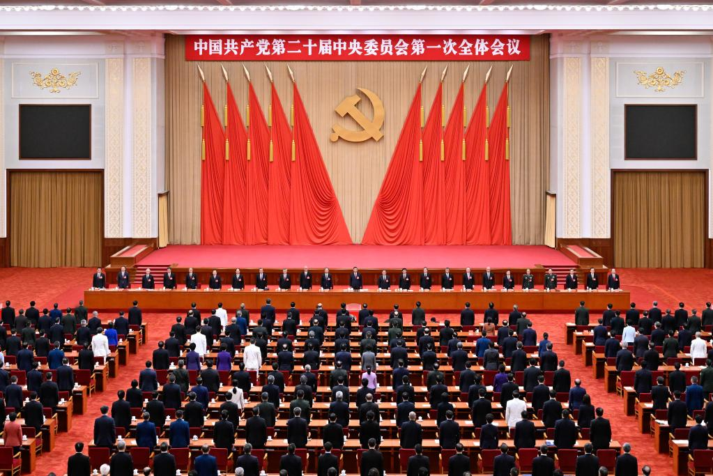 O 20º Comitê Central do Partido Comunista da China (PCCh) realiza sua primeira sessão plenária no Grande Palácio do Povo, em Pequim, capital da China, em 23 de outubro de 2022. (Xinhua/Yin Bogu)