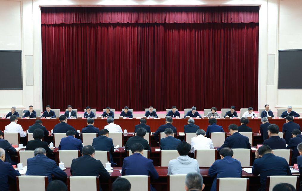 Li Shulei, membro do Bureau Político do Comitê Central do Partido Comunista da China (PCCh) e chefe do Departamento de Publicidade do Comitê Central do PCCh, participa e discursa em um simpósio realizado para estudar o primeiro e o segundo volumes das obras selecionadas sobre cultura de Xi Jinping, secretário-geral do Comitê Central do PCCh, em Pequim, capital da China, em 9 de outubro de 2026. (Xinhua/Wang Ye)