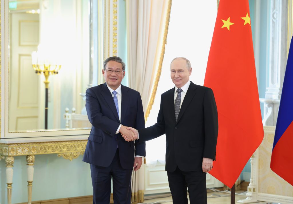 Li Qiang e Putin defendem coordenação China-Rússia em São Petersburgo